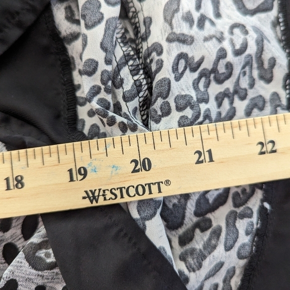 FLORAL embroidered satin bat arm blouse - Picture 9 of 11